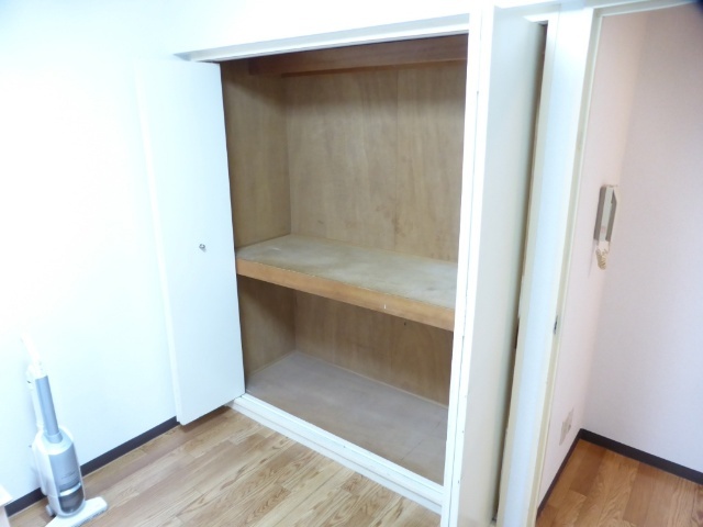 収納　半地下のお部屋です☆