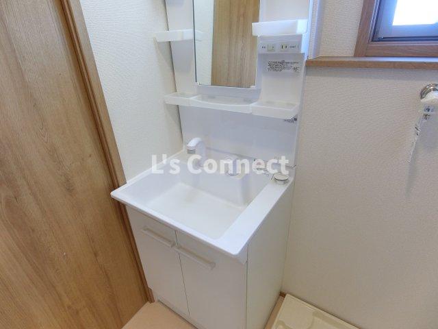 洗面設備　朝の支度もスムーズな独立洗面台。