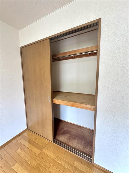 収納　パイプハンガー付きの収納です