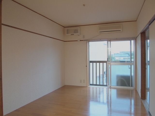エコルヒルズ善行の居間写真