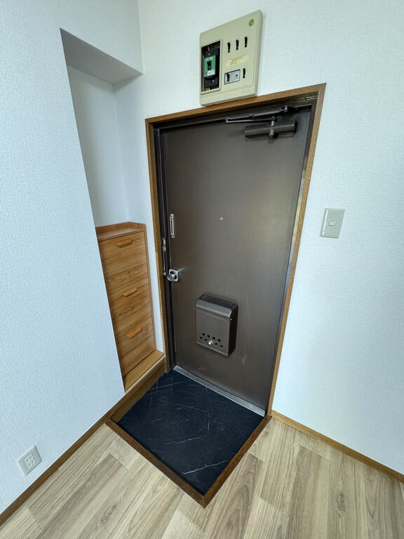 東急目黒線 西小山駅 徒歩14分 3階建 築39年の玄関写真