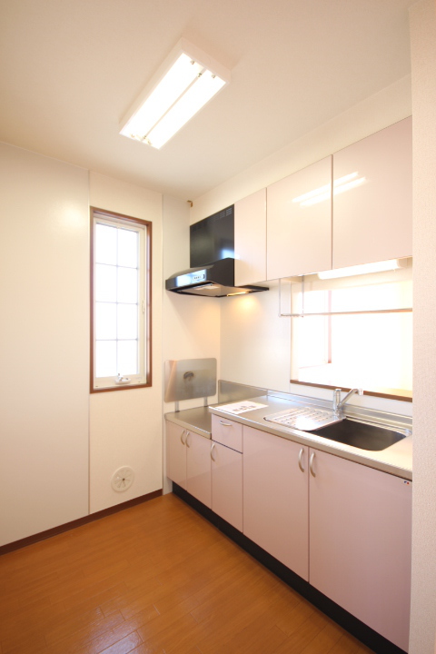 キッチン　人気の対面式キッチンです！　窓があり換気に最適です。