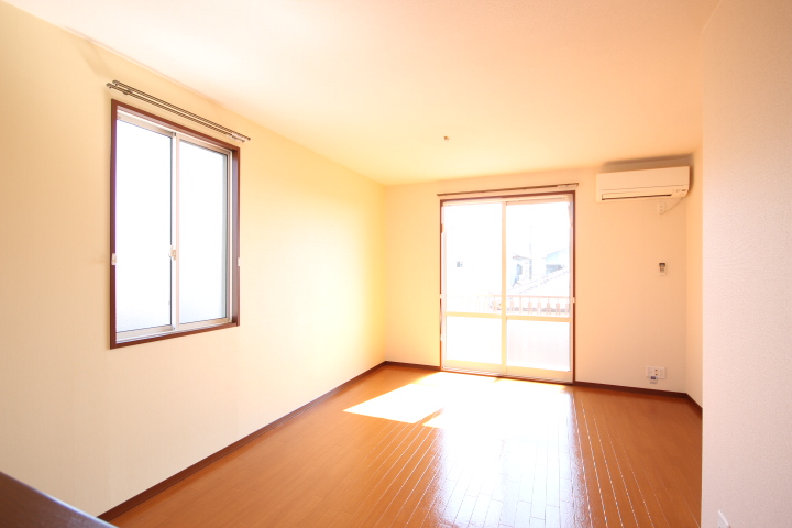 居室・リビング　南向きLDK１２，８帖です！　陽当り良好です。