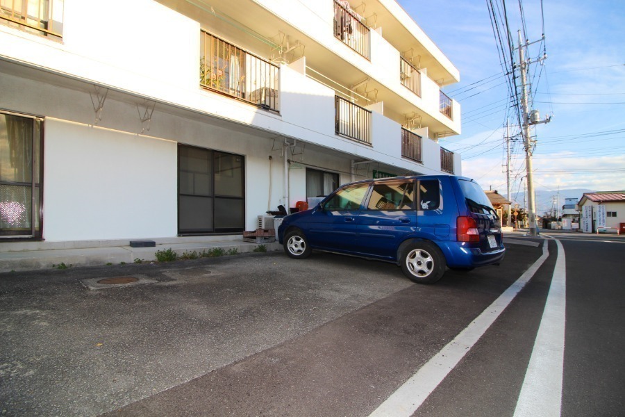 【サンハイツの駐車場】