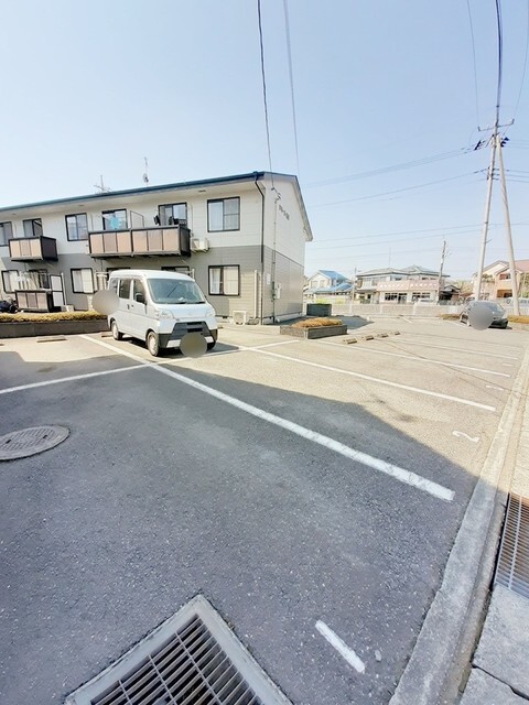 【ドミール亀井の駐車場】