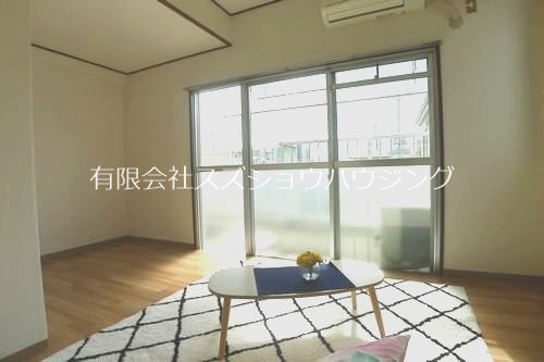第1コーポ新松戸の居間写真