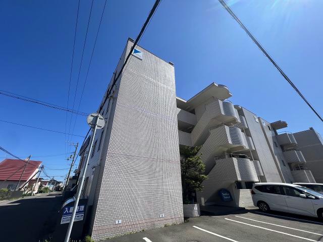 【函館市深堀町のマンションの建物外観】