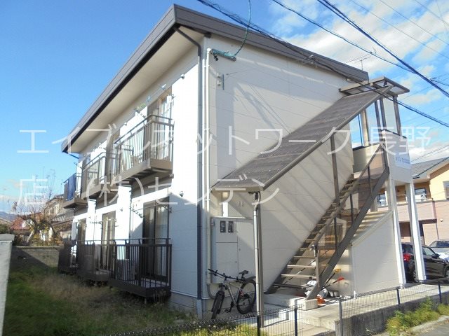 長野市大字上駒沢のアパートの建物外観