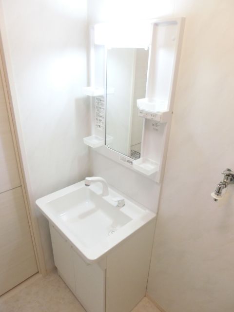 洗面設備　欠かせない独立洗面台です。