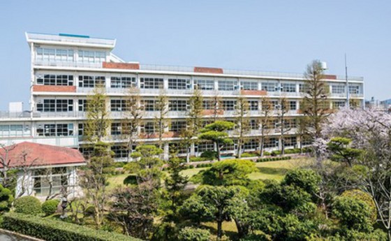 中学校　私立比治山女子中学校（中学校）まで730m