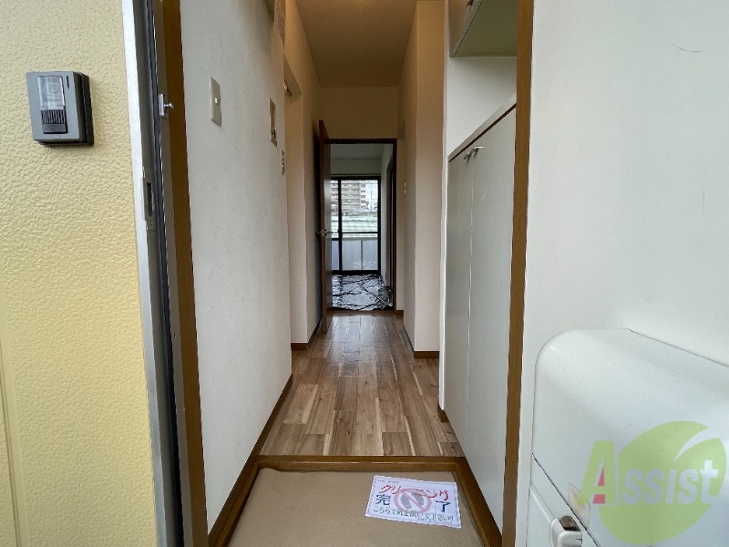 玄関　玄関から撮影しました。敷居が高くなくて安心ですね。