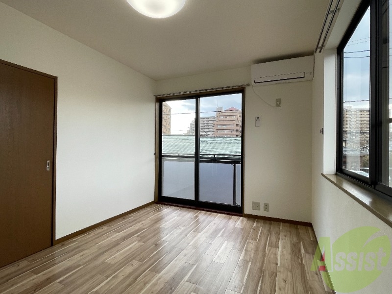 居室・リビング　こちらがリビングです。日差しが入ってくるのがよく分かります。