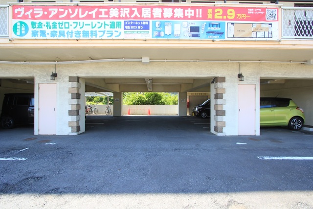 【松山市美沢のマンションの駐車場】