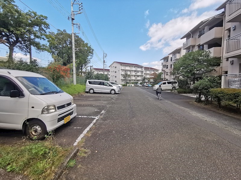 【厚木市森の里のマンションの駐車場】