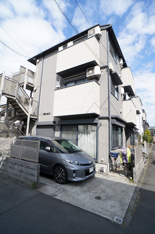 川崎市中原区今井仲町のアパートの建物外観