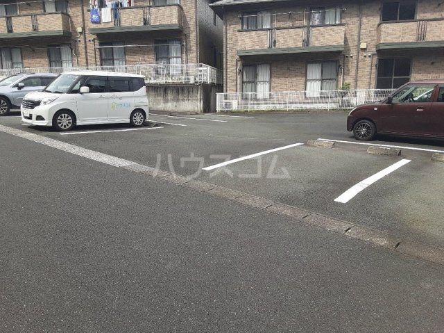 【浜松市中央区半田山のアパートの駐車場】