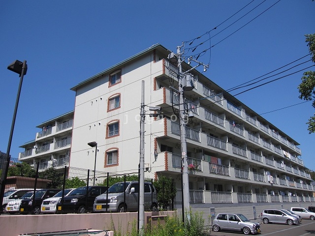 札幌市豊平区平岸八条のマンションの建物外観