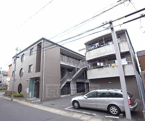 【京都市右京区西京極郡町のマンションの建物外観】