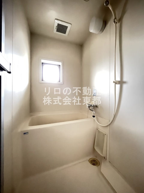 バス・シャワールーム　自然光の入る窓付きのバスルームです♪