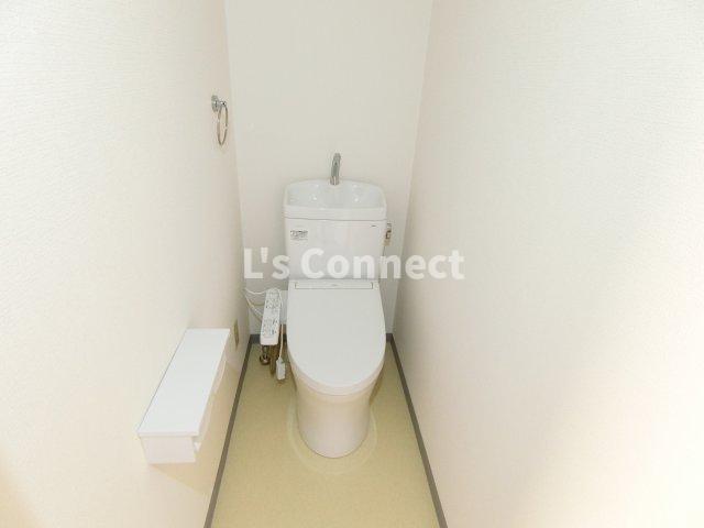 トイレ　温水洗浄便座付きのトイレ。