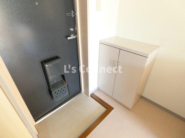 玄関　下駄箱付きで靴も収納できます。