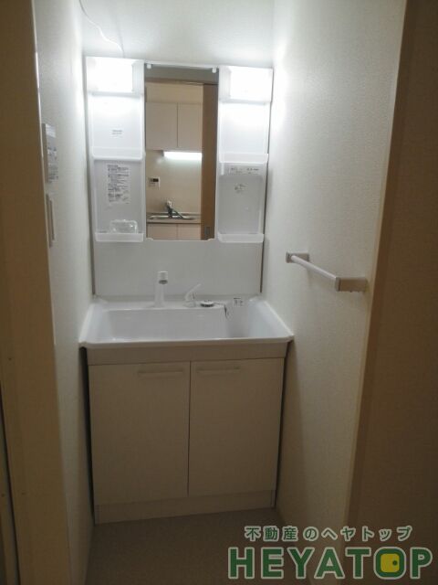 洗面設備　便利なシャワー付き洗面化粧台