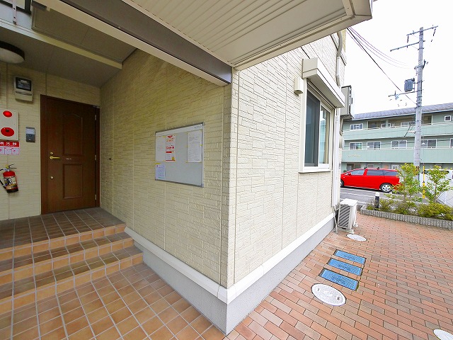 エントランス　落ち着いたエントランスです