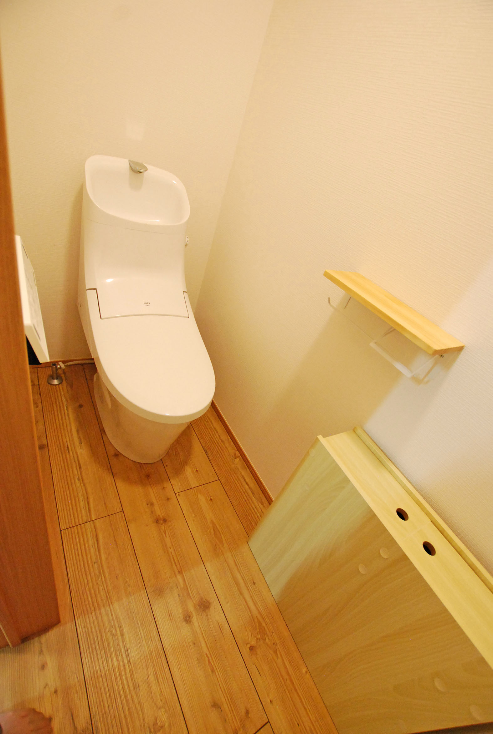 トイレ　温水洗浄便座です