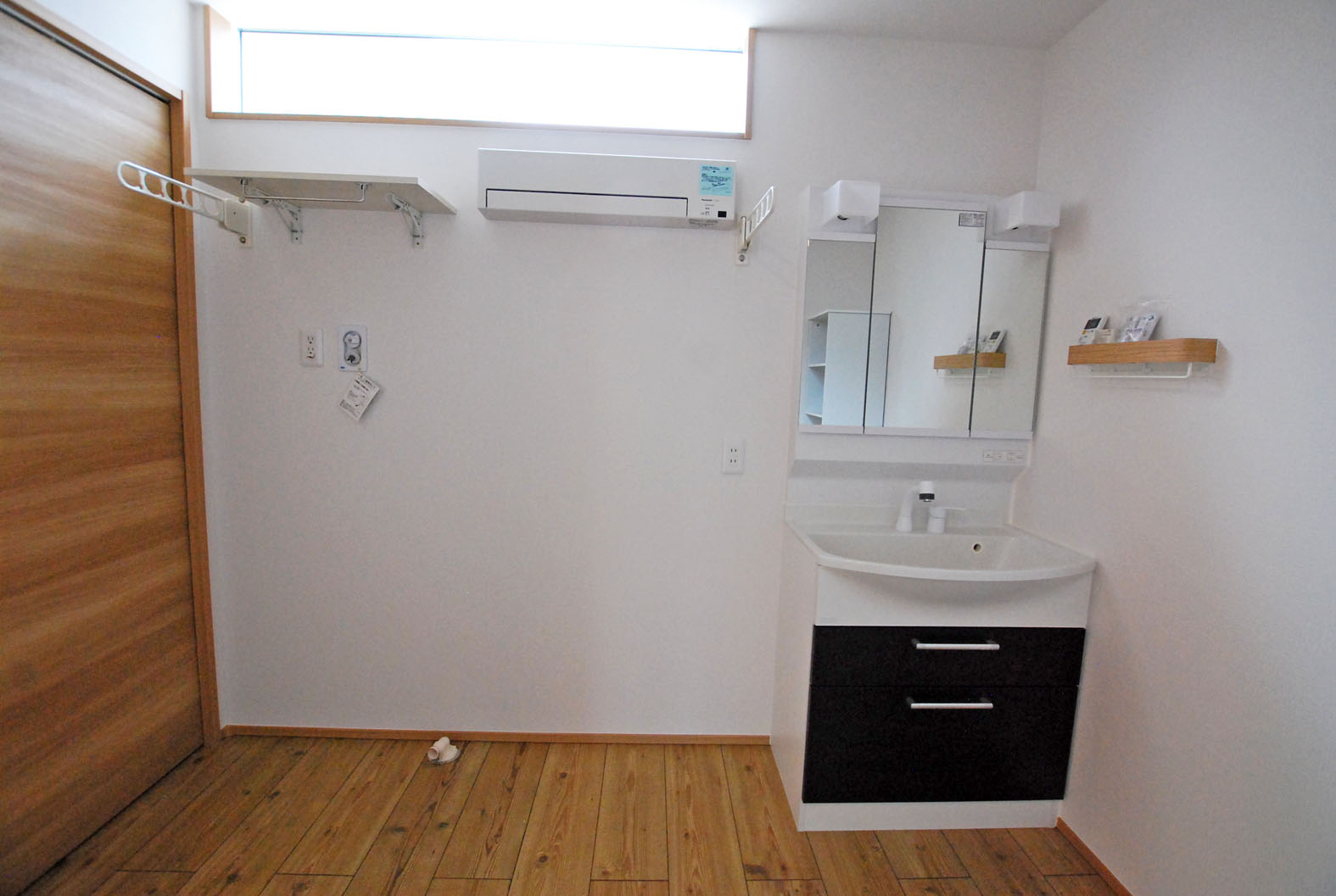 洗面設備　洗濯機置き場上部に物干しファンがついています