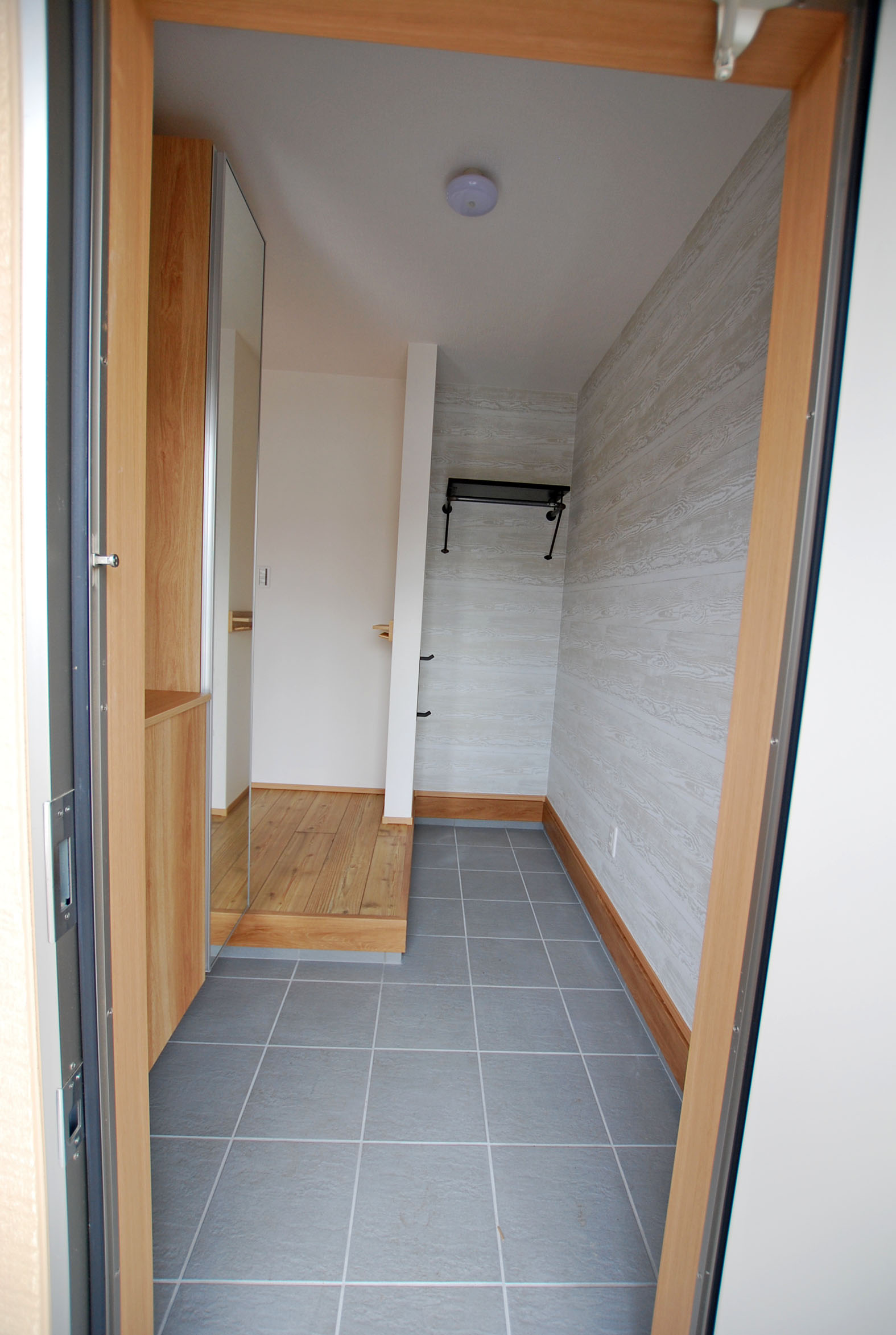 玄関　広めの作りで自転車なども置けそうです