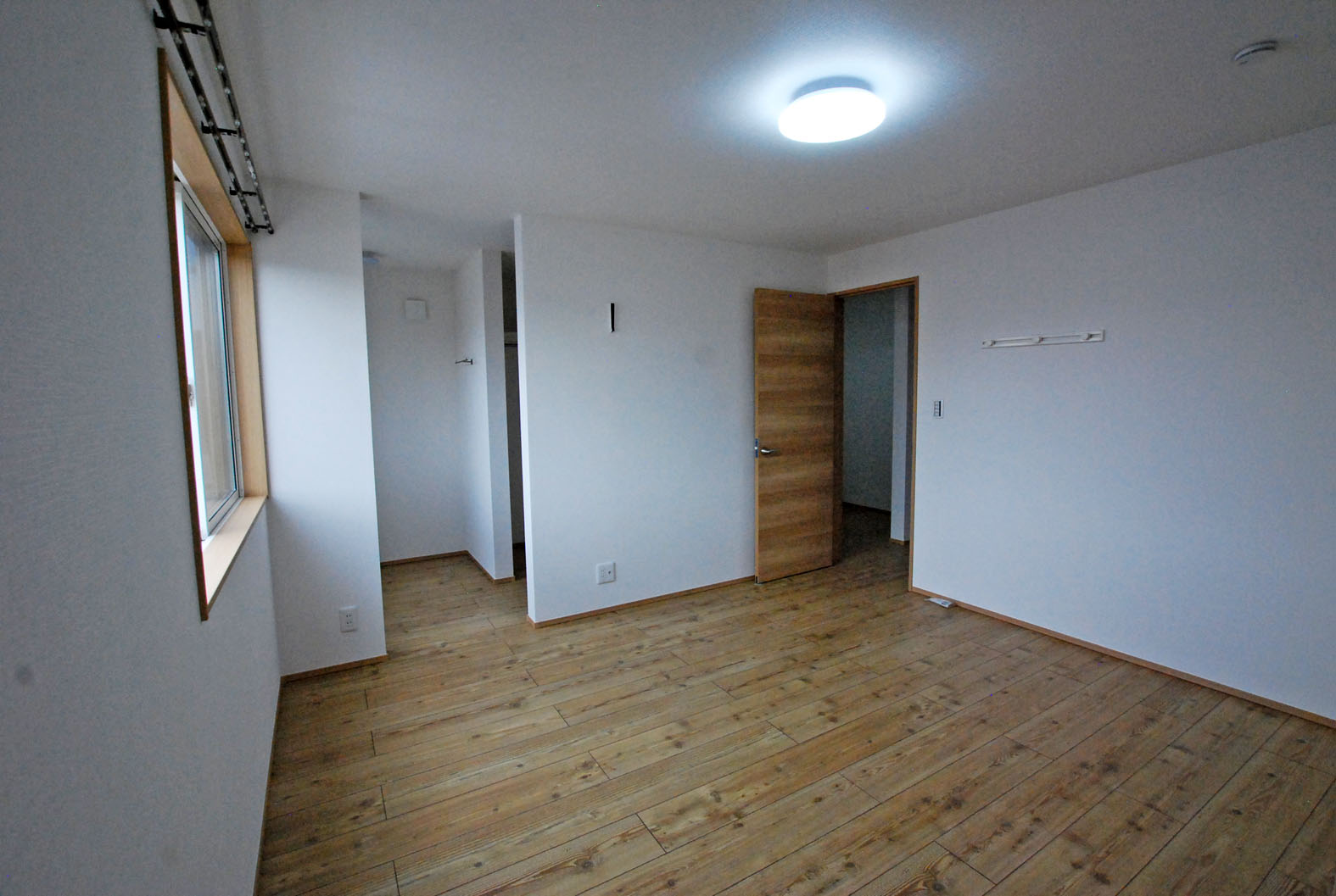 その他設備　2階8帖洋室（左奥が書斎とWIC）