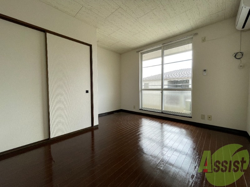 居室・リビング　リビングは広く陽当たりも良いので、とても良いですね。