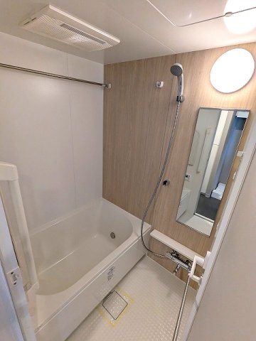 バス・シャワールーム　追焚オートバス、浴室換気乾燥機付きです