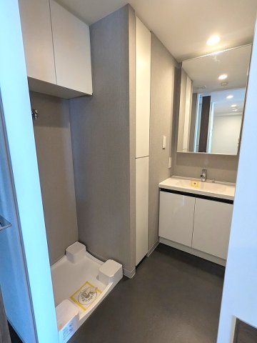 洗面設備　トイレと独立した脱衣洗面室に洗濯機置場あります、洗濯機置場は