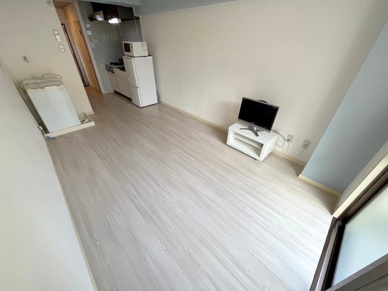 居室・リビング　白を基調としたワンルームのお部屋です。(テレビとテレビ台はつ