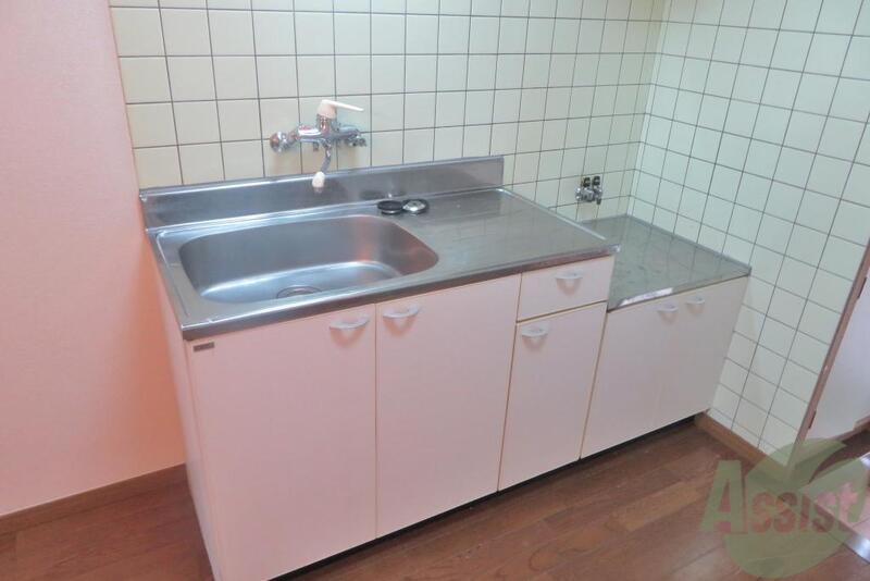 キッチン　キッチン回りはタイル調になっていて、お掃除もしやすそう。