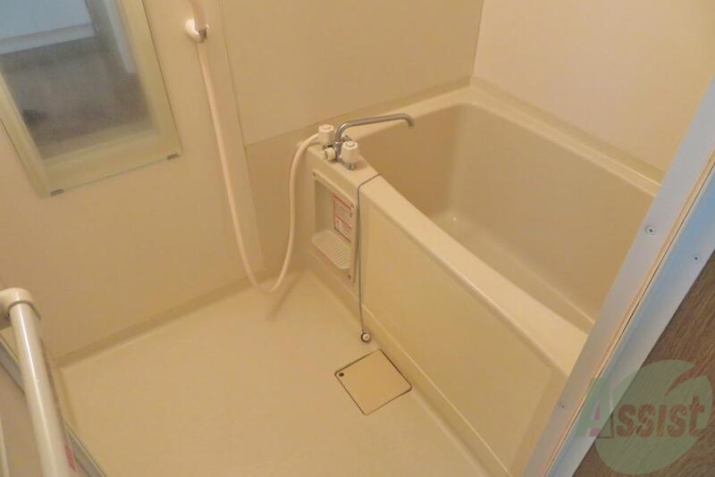 バス・シャワールーム　バス・トイレ別でバスタブも結構大きそうですね。