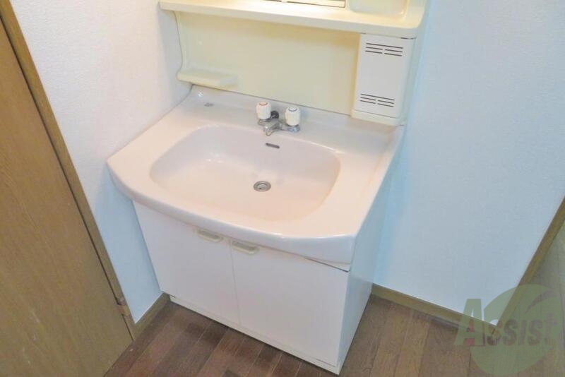 洗面設備　洗面台はこちらに別になってます。朝の身支度も気軽に出来ます。