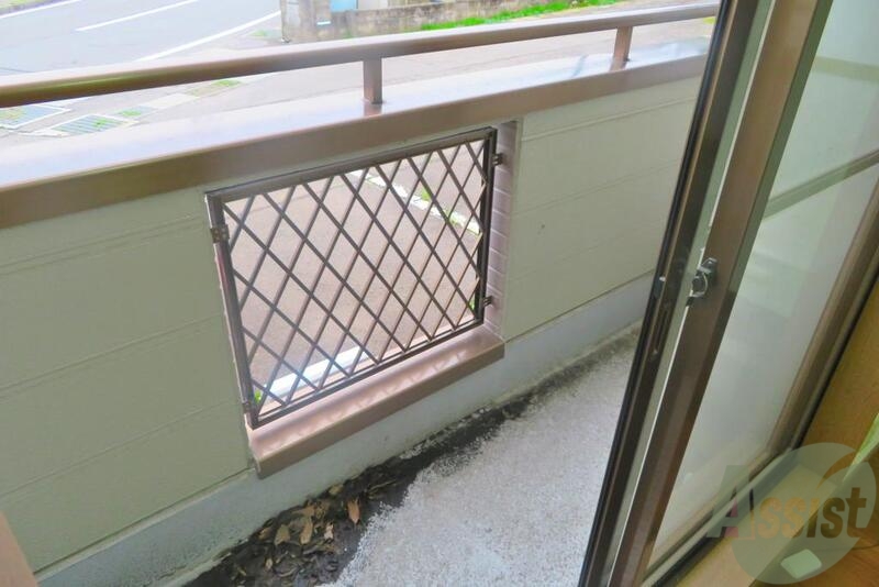 バルコニー　バルコニーも付いております。枯葉が溜まってますが・・。