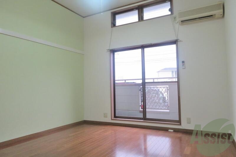 居室・リビング　通常の窓の上にさらに小窓があります。日の光がたくさん入ります