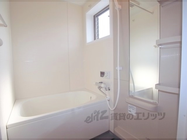 バス・シャワールーム　窓があって気持ちいいお風呂です！