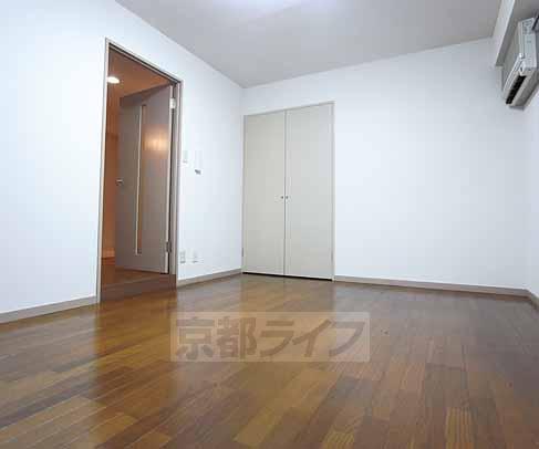 居室・リビング　天井が高いので部屋が広く感じます。