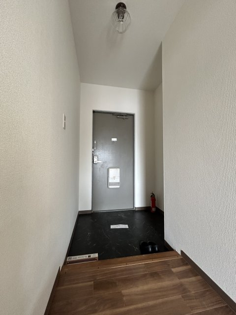 玄関　※写真は２０２号室です