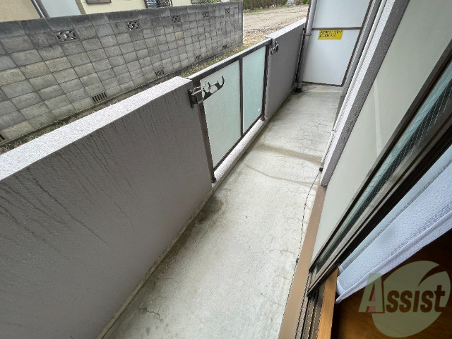 バルコニー　バルコニーは広く洗濯物がたくさん干せそうですね。