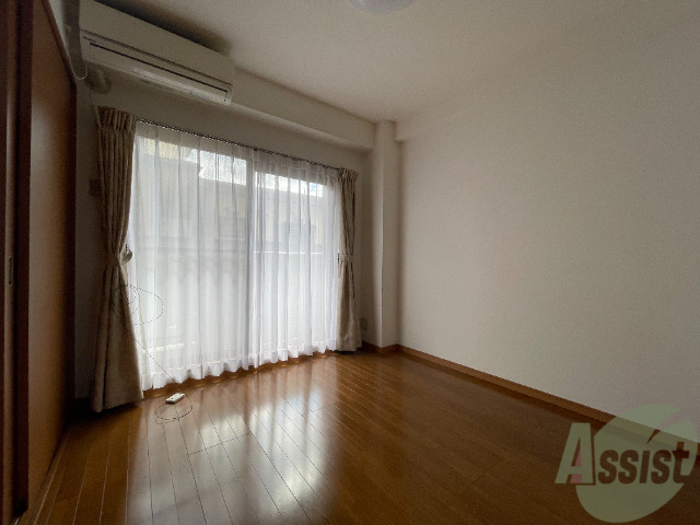 居室・リビング　８．２帖の洋室です。広々として、きれいですね。