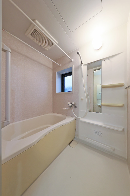 バス・シャワールーム　小窓付きバスルーム（追焚・浴室暖房乾燥機付）