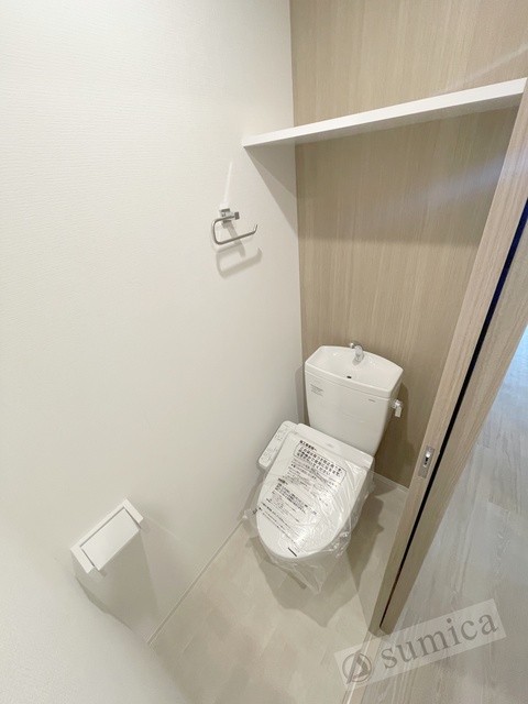 トイレ　人気アイテムの温水洗浄便座。清潔感のあるトイレです。