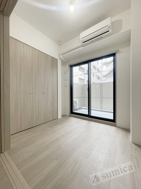 バルコニー　内装は落ち着いています。おおきな窓で明るさを演出。