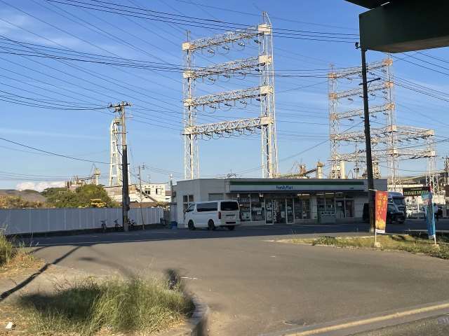 コンビニ　ファミリーマート小倉西港店（コンビニ）まで833m