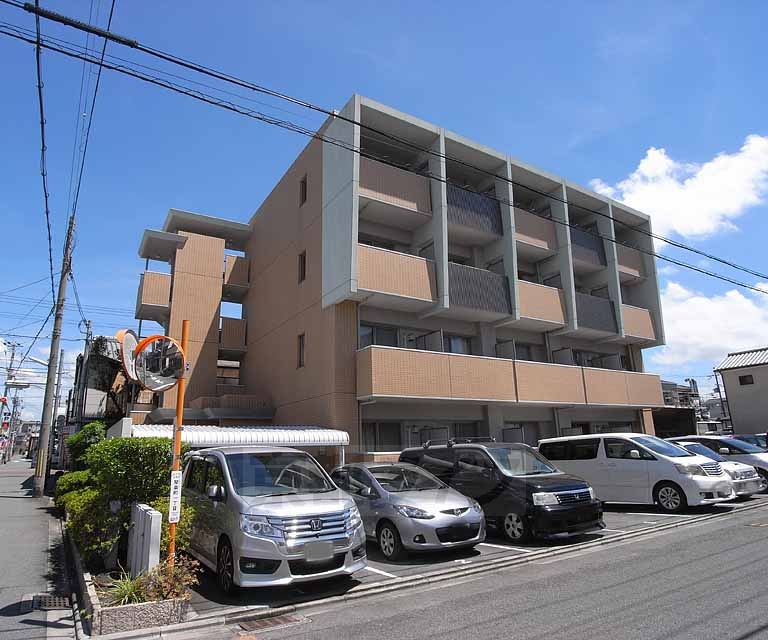 建物外観　鉄筋コンクリート造りのしっかりしたマンション。
